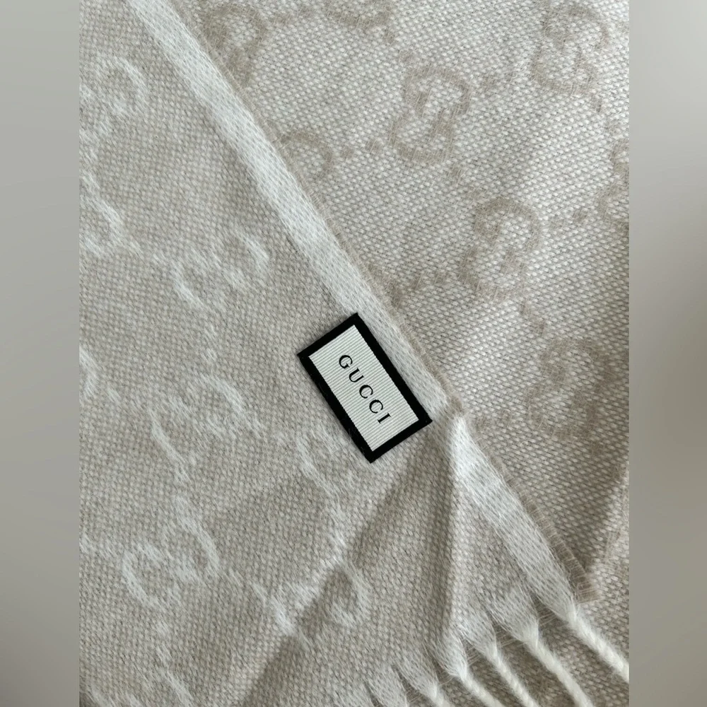 New With Tags Gucci Nikky Wool Alpaca Monogram Web Beige Scarf Shawl Fringe